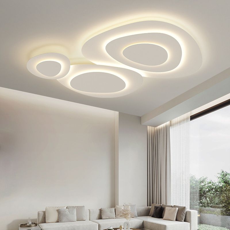Plafonnier LED dans un salon lumineux