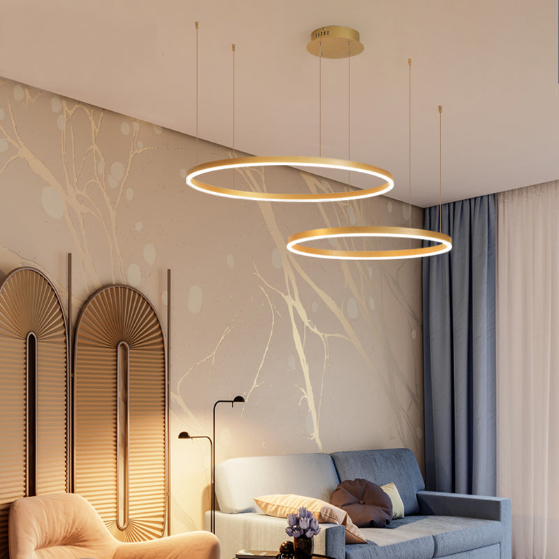 Suspension à anneaux lumineux dans un salon