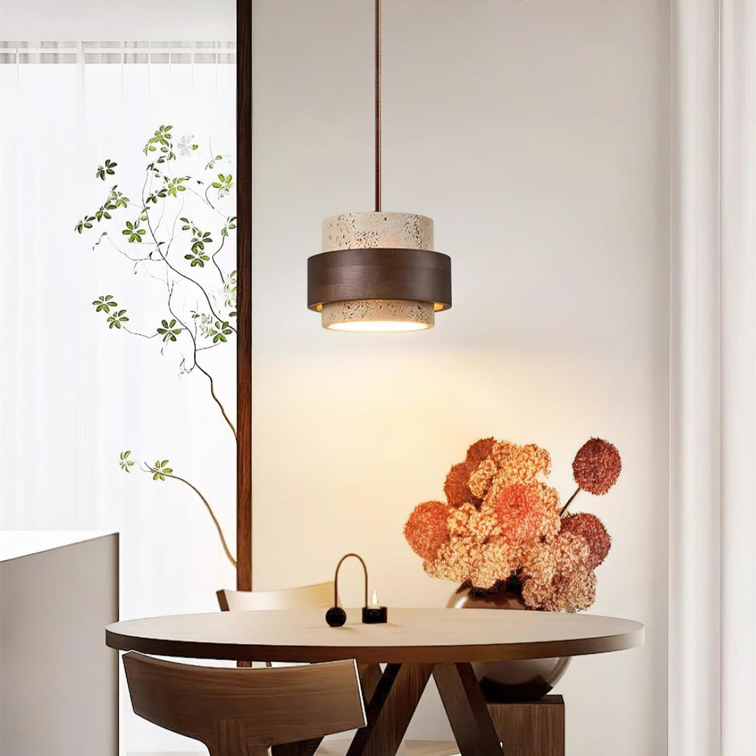 Suspension en travertin au-dessus d'une table