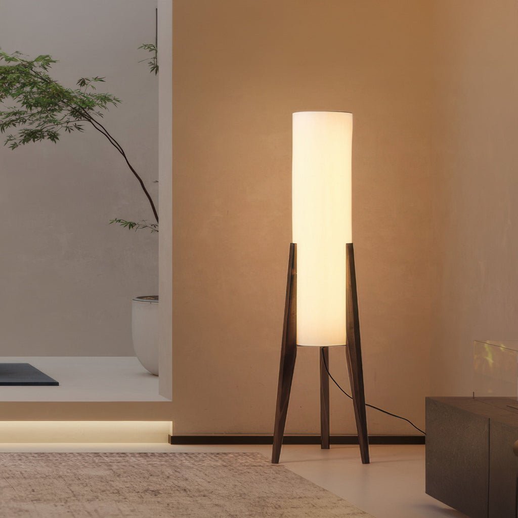 Lampadaire moderne avec abat-jour en tissu dans un salon lumineux