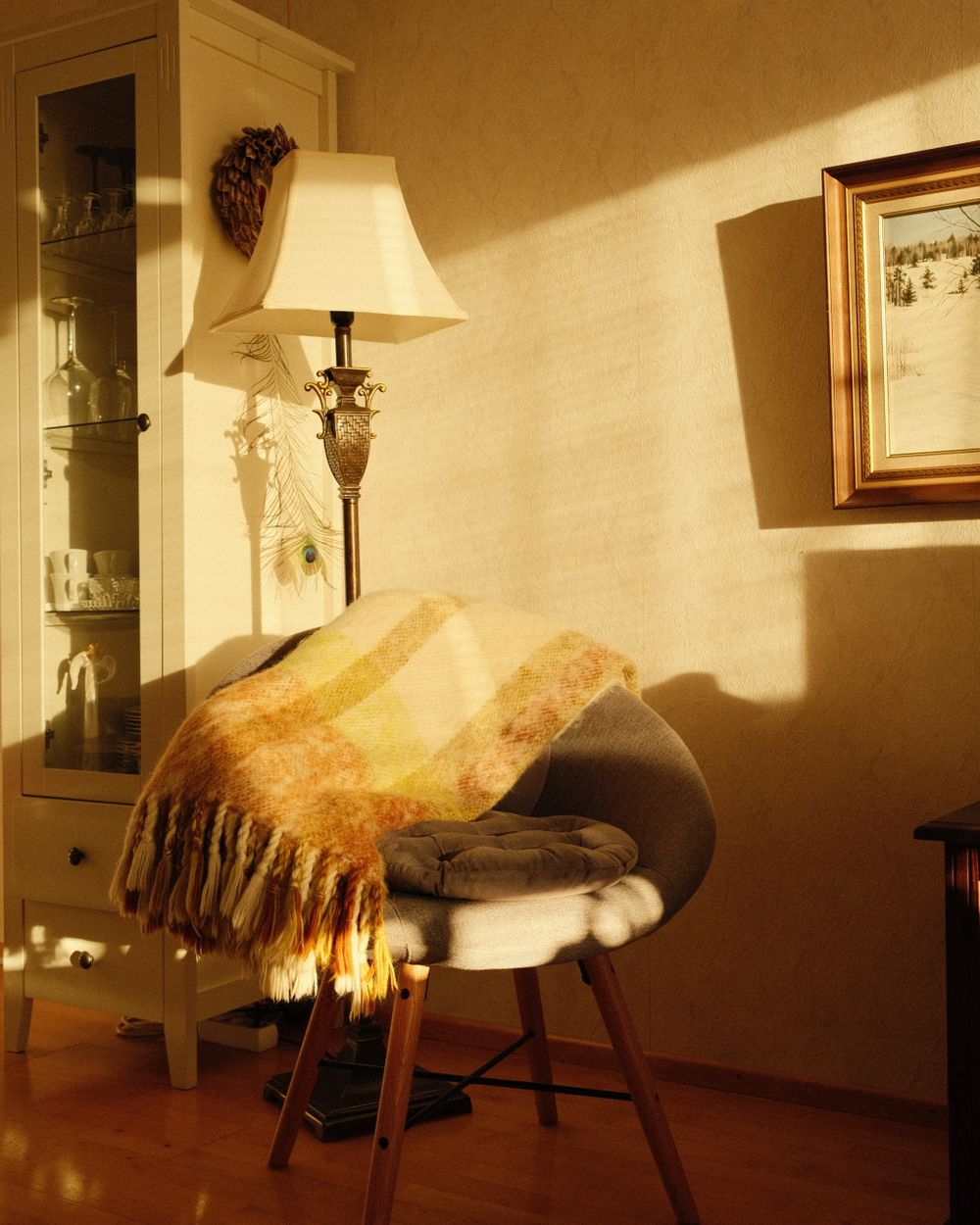 Gezellige hoek met stoel, plaid en lamp