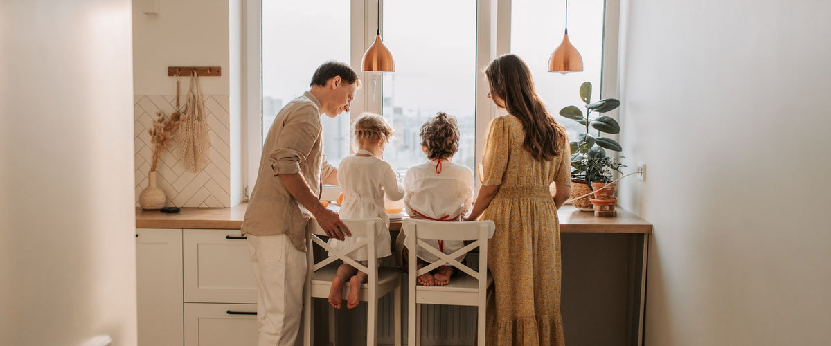 Gezin samen in een lichte keuken