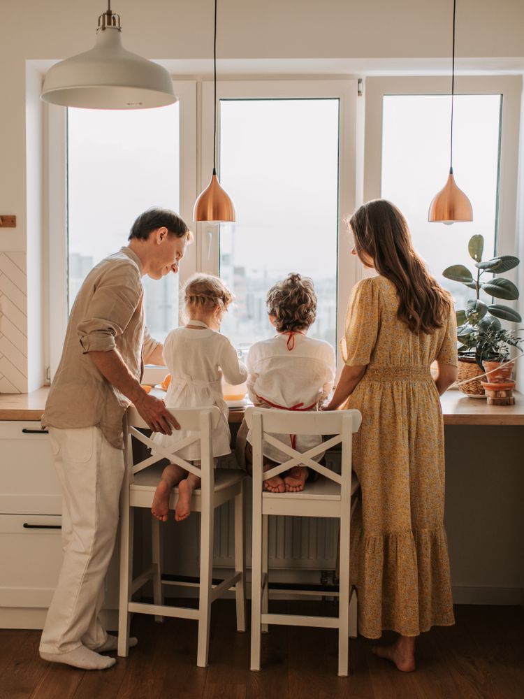Gezin samen in een lichte keuken
